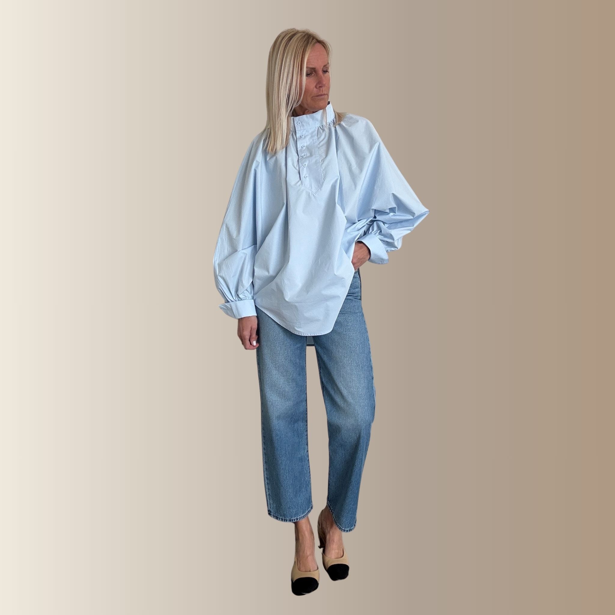 CÉVRINE BLEUE – Blouse oversize col montant