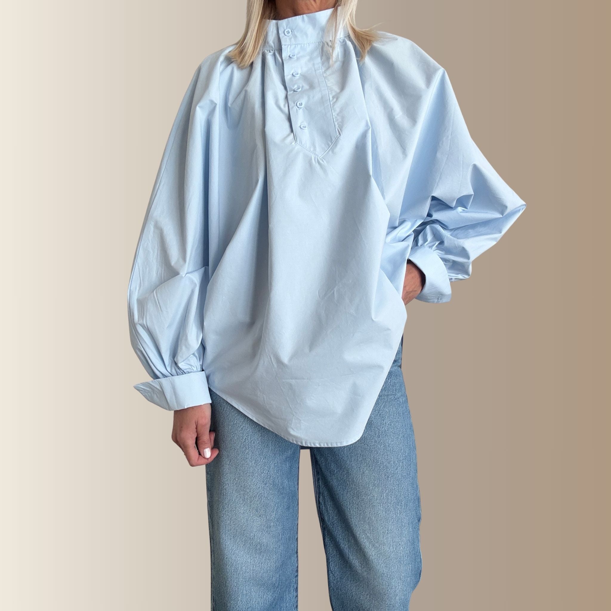 CÉVRINE BLEUE – Blouse oversize col montant