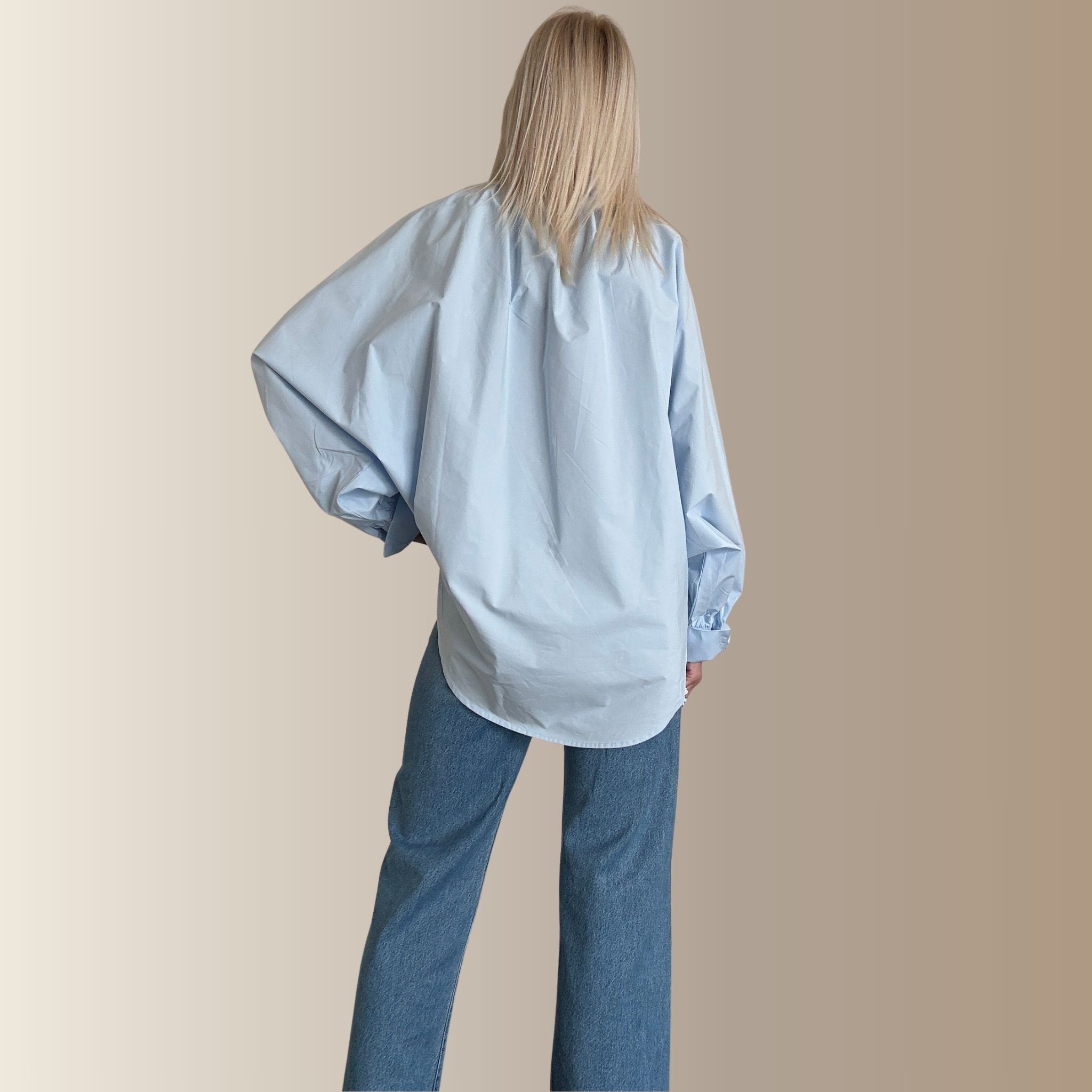 CÉVRINE BLEUE – Blouse oversize col montant