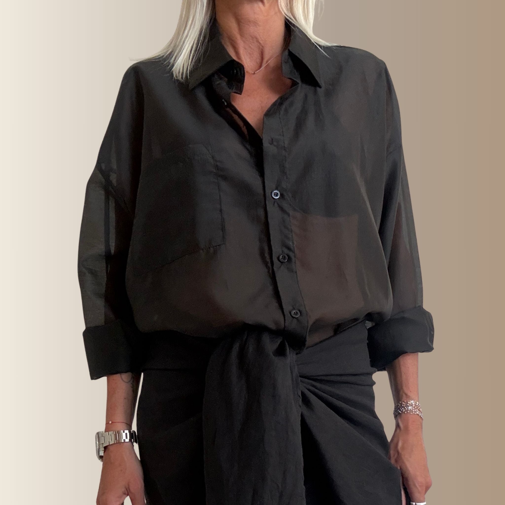 NAURA NOIRE – Chemise en soie oversize